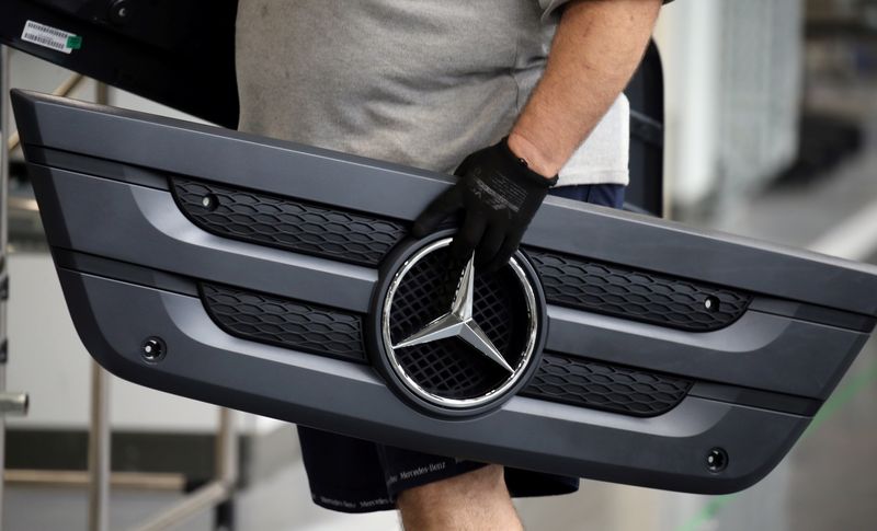 &copy; Reuters. Funcionário carrega componente em fábrica de caminhões da Mercedes-Benz em São Bernardo do Campon27/03/2018  REUTERS/Paulo Whitaker