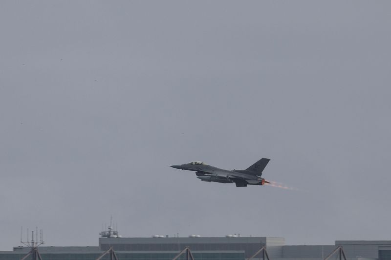 &copy; Reuters. FILE PHOTO: U.S. Air Force F-16 "Falcon" fighter jet takes off at Joint Base Andrews in Maryland, U.S., October 3, 2024. REUTERS/Tom Brenner/File photo