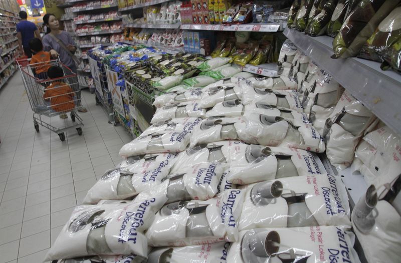 &copy; Reuters. Sacos de açúcar branco em um supermercado em Jacartan12/03/2013nREUTERS