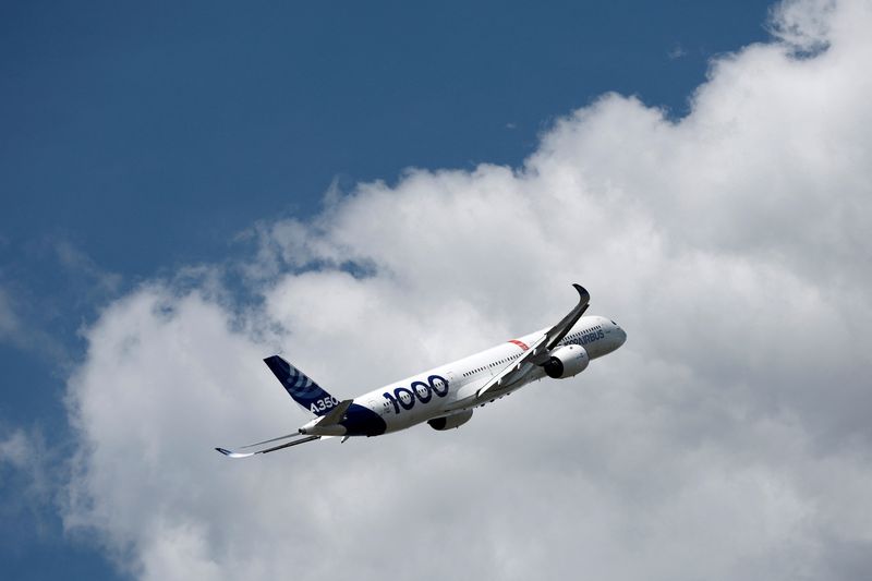 &copy; Reuters. Um Airbus A350-1000 durante um voo de exibição no 55º International Paris Airshow no Aeroporto Le Bourget, perto de Paris, França, em 16 de junho de 2025. REUTERS/Benoit Tessier