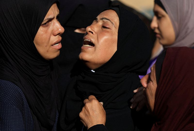 Fogo israelense mata 140 em Gaza em 24 horas, dizem médicos, enquanto atenção se volta ao Irã
