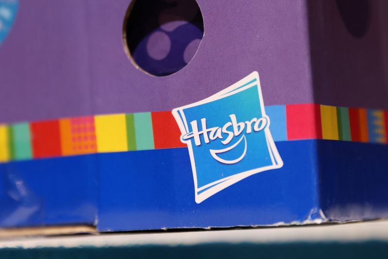 &copy; Reuters. O logotipo da Hasbro, Inc. em um brinquedo à venda em uma loja em Manhattan, Nova York, EUA, em 16 de novembro de 2021. REUTERS/Andrew Kelly