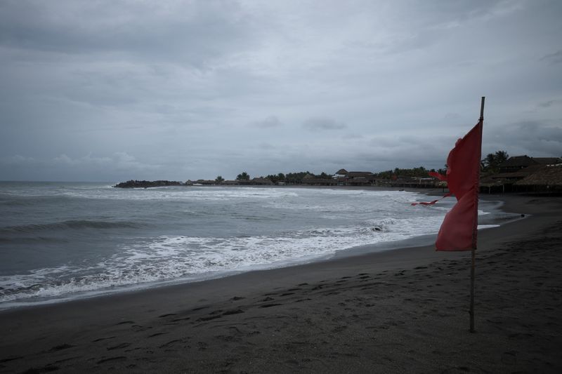 &copy; Reuters. Bandeira vermelha alerta sobre condições perigosas em praia em San Benito, no Estado mexicano de Chiapasn17/06/2025 REUTERS/Damian Sanchez