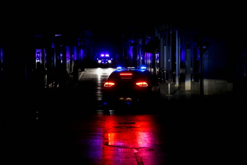 &copy; Reuters. Carro de polícia patrulha rua comercial sem iluminação elétrica para evitar roubos e saques nas lojas durante apagão que atingiu grandes partes da Espanha, em Rondan28/04/2025nREUTERS/Jon Nazca