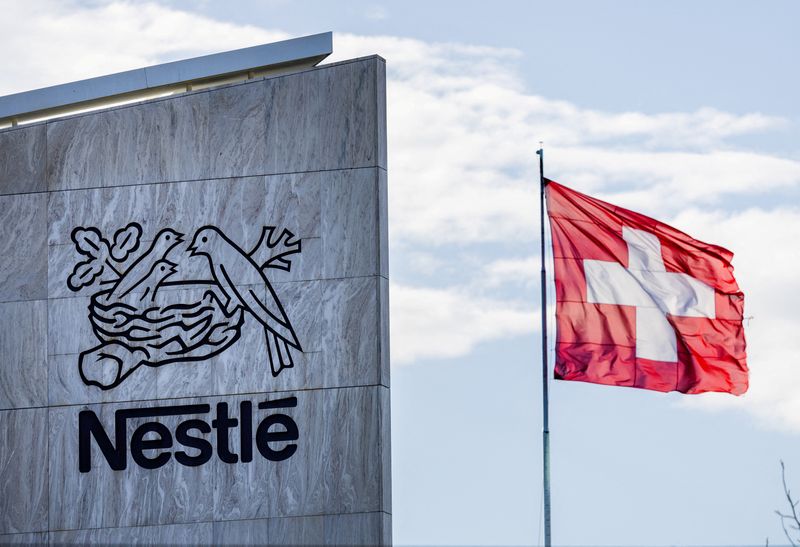 &copy; Reuters. Bandeira suíça próxima à sede da Nestlé em Vevey, Suíçan25/11/2024 REUTERS/Denis Balibouse/Arquivo
