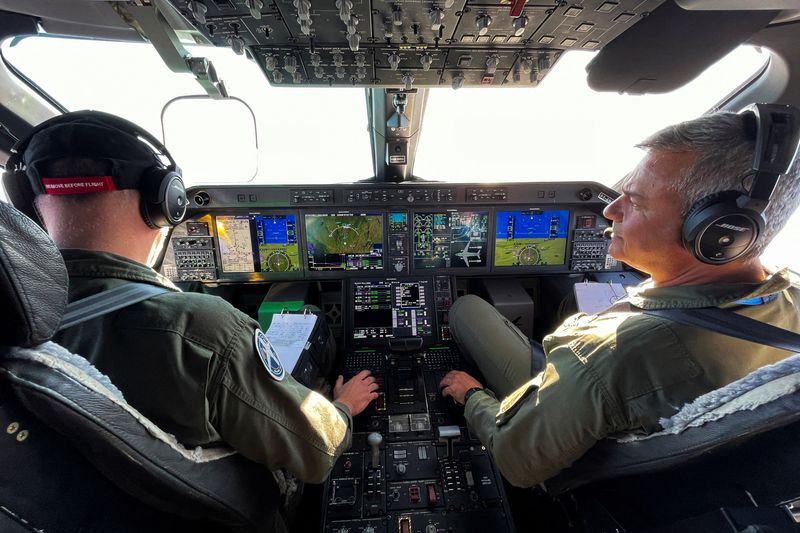 &copy; Reuters. Cockpit de cargueiro C-390 da Embraer na sede da empresa em São José dos Campos (SP).nREUTERS/Gabriel Araujo