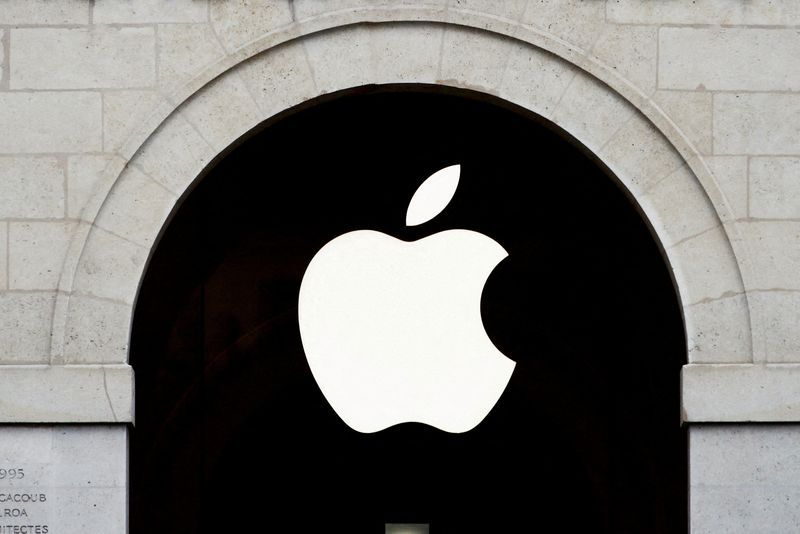 &copy; Reuters. Logo da Apple em uma loja de Paris, Françan15/07/2020nREUTERS/Gonzalo Fuentes