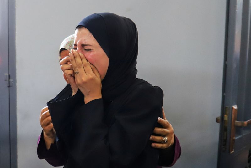 &copy; Reuters. A woman reacts as Palestinians, wounded in an Israeli strike, according to the Gaza Health Ministry, receive treatment at Al-Shifa hospital in Gaza City, June 19, 2025. REUTERS/Ebrahim Hajjaj