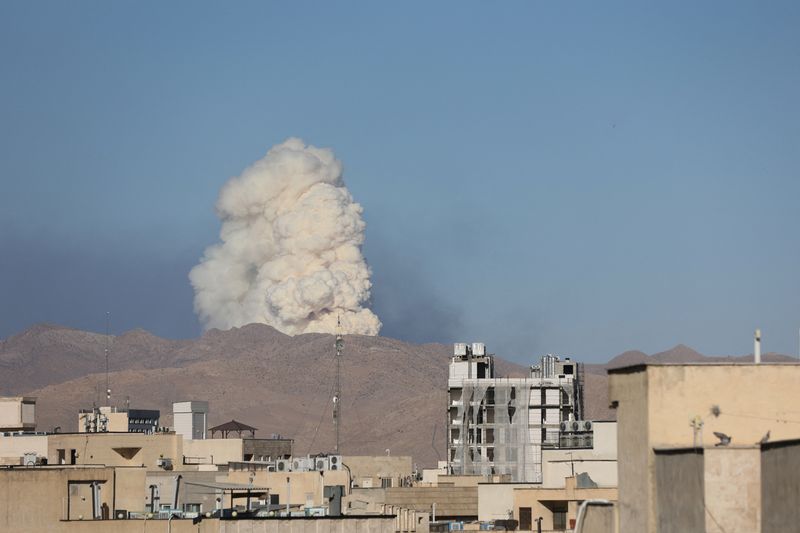 &copy; Reuters. Fumo dopo un attacco israeliano a Teheran, Iran. Majid Asgaripour/WANA (West Asia News Agency) via REUTERS