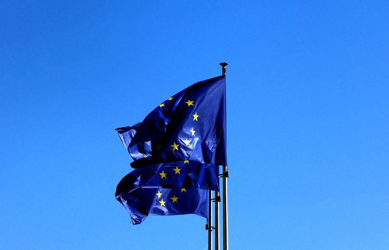 &copy; Reuters. Le bandiere dell'Unione Eeuropea davanti alla sede della Commissione europea a Bruxelles, in Belgio, 18 marzo 2025. REUTERS/Yves Herman
