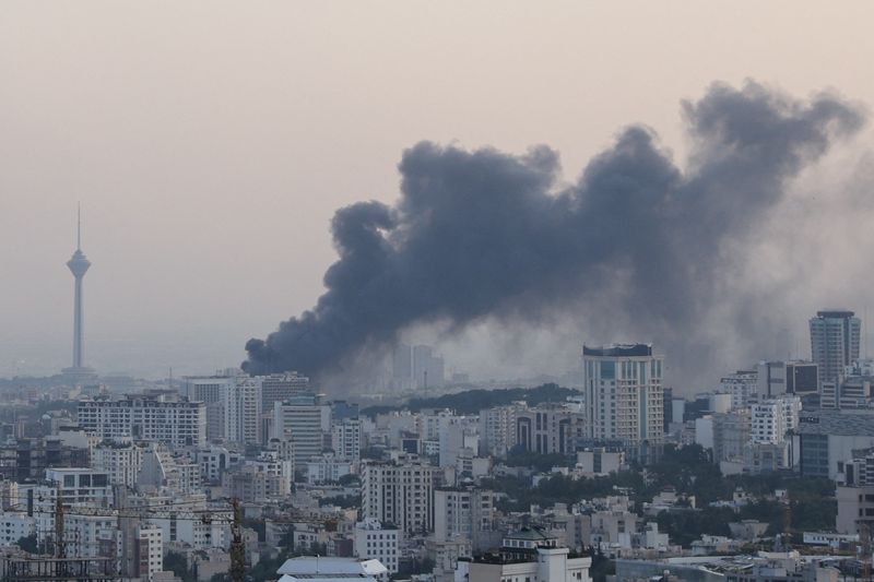 &copy; Reuters. Fumo dopo un attacco israeliano all'edificio dell'IRIB, l'emittente di Stato, a Teheran, Iran, 16 giugno 2025. Majid Asgaripour/WANA (West Asia News Agency) via REUTERS