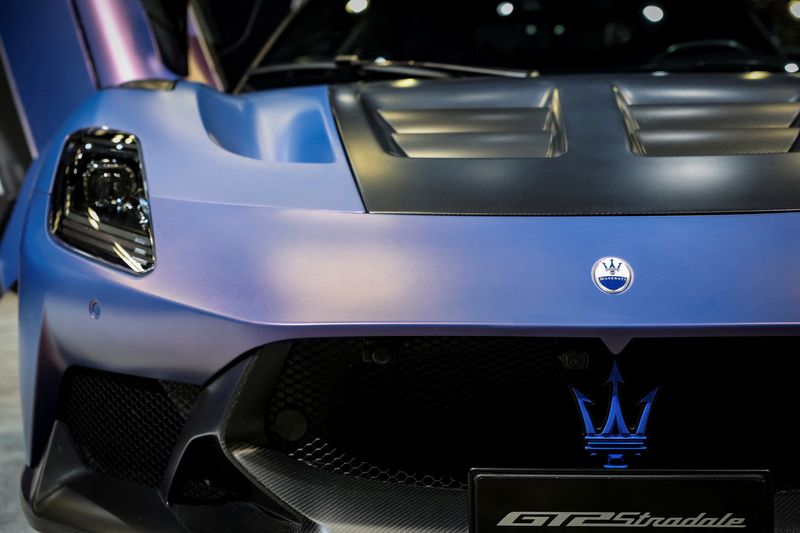 &copy; Reuters. Il logo Maserati su una vettura in mostra al Salone internazionale dell'Automobile di New York City.. REUTERS/Jeenah Moon