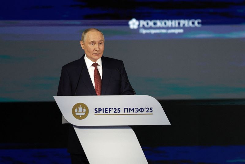 &copy; Reuters. Presidente da Rússia, Vladimir Putin, discursa no Fórum Econômico Internacional de São Petersburgon20/06/2025nREUTERS/Anton Vaganov