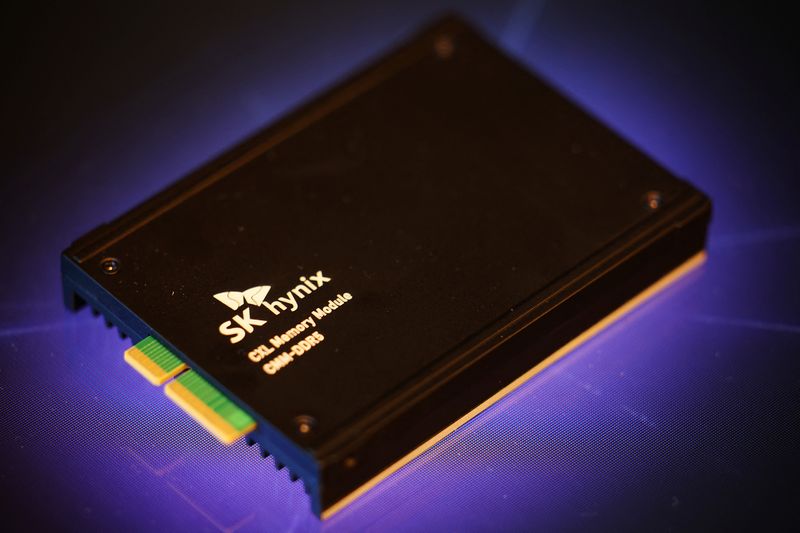 &copy; Reuters. Logo da SK Hynix em produto visto durante evento de semicondutores em Seul, na Coreia do Suln23/10/2024nREUTERS/Kim Hong-Ji