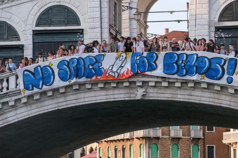 &copy; Reuters. Manifestantes exibem faixa com os dizeres "Sem espaço para Bezos!" na Ponte Rialto em Veneza, Itálian13/06/2025nREUTERS/Manuel Silvestri