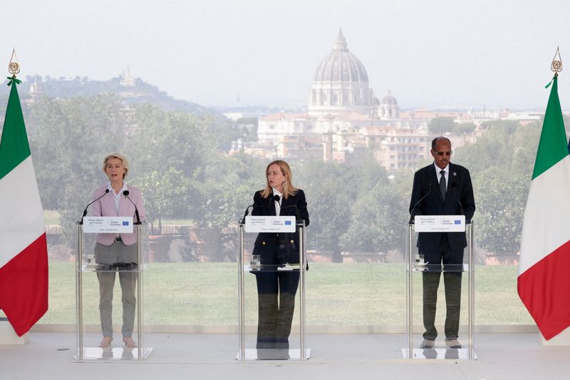 &copy; Reuters. Primeira-ministra italiana, Giorgia Meloni, ao lado da presidente da Comissão Europeia, Ursula von der Leyen, e do presidente da Comissão da União Africana (CUA), Mahmoud Ali Youssouf, na Villa Doria Pamphili, em Roma, Itálian20/6/2025 REUTERS/Remo Ca