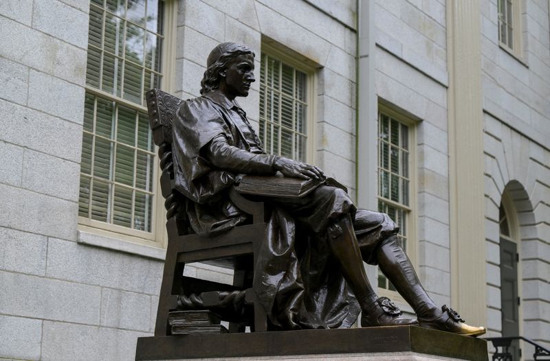 &copy; Reuters. The John Harvard statue on the campus of Harvard University in Cambridge, Massachusetts, U.S., May 23, 2025.   REUTERS/Faith Ninivaggi