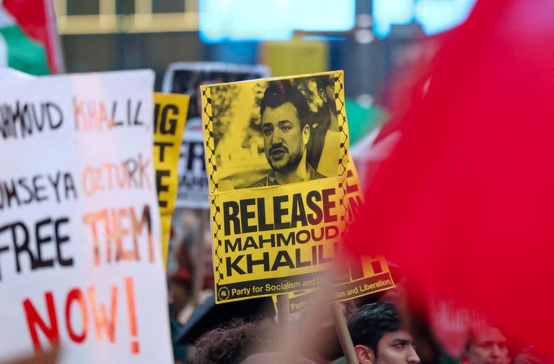 &copy; Reuters. FILE PHOTO: Protesters supporting Mahmoud Khalil rally in Times Square, the day after a U.S. immigration judge ruled that Columbia student Khalil, who led pro-Palestinian student protests on campus, can be deported, in New York City, New York, U.S., April