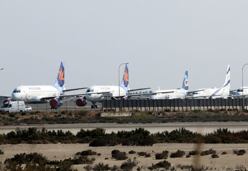 &copy; Reuters. Aeronaves pertencentes à companhia aérea estatal israelense El Al e Israir, entre outras companhias aéreas, no Aeroporto Internacional de Larnaca, em Larnaca, Chipre, em 16 de junho de 2025. REUTERS/Yiannis Kourtoglou