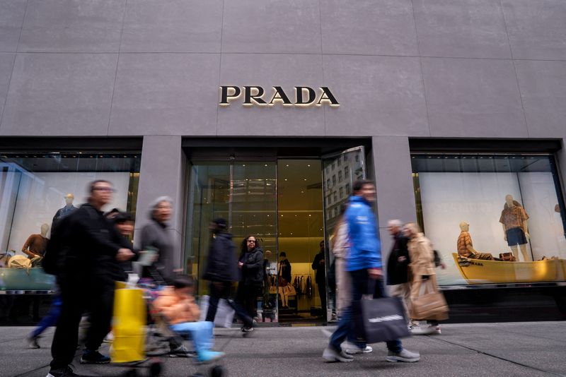 &copy; Reuters. Pessoas passam em frente à loja da grife italiana de moda de luxo Prada na 5ª Avenida, em Nova York, EUA, em 23 de maio de 2025. REUTERS/Adam Gray