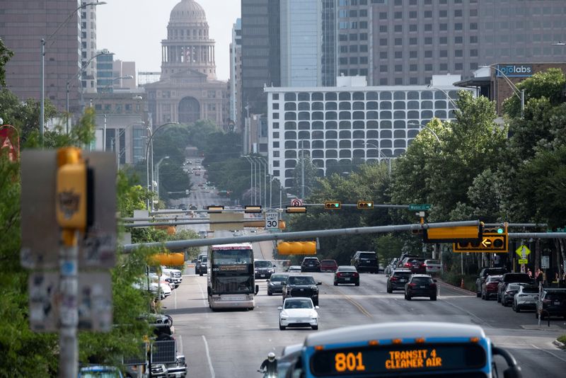 &copy; Reuters. Táxi robô da Tesla (carro branco) percorre avenida em Austin, Texas.nREUTERS/Joel Angel Juarez
