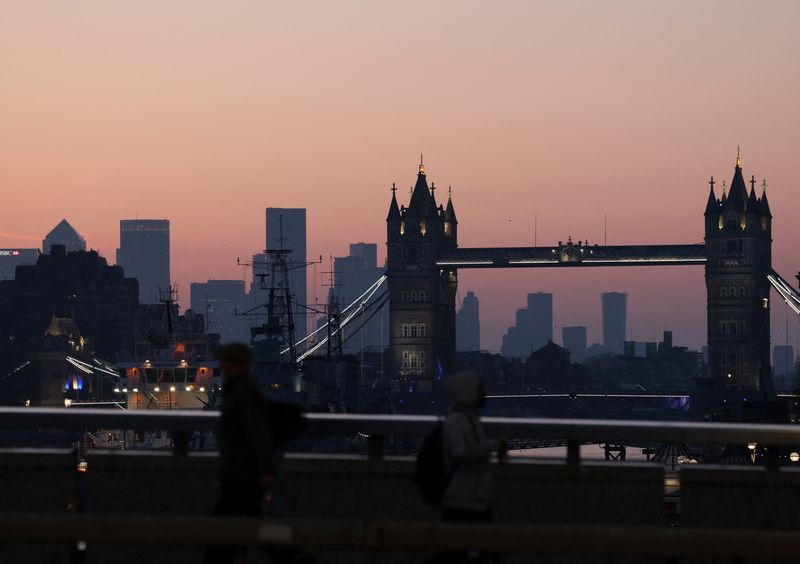 &copy; Reuters. Tower Bridge e o distrito financeiro de Canary Wharf, em Londres, Reino Unido, em 11 de abril de 2025. REUTERS/Isabel Infantes