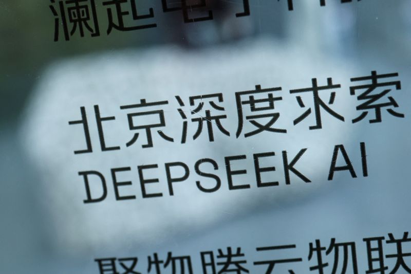 &copy; Reuters. Uma placa da DeepSeek AI no prédio onde está localizado o escritório da start-up chinesa em Pequim, China, em 19 de fevereiro de 2025. REUTERS/Florence Lo