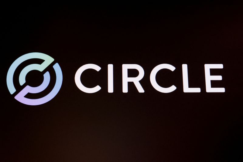 &copy; Reuters. Uma tela mostra o logotipo da Circle, emissora de uma das maiores stablecoins do mundo, na cidade de Nova York, EUA, em 5 de junho de 2025.  REUTERS/Brendan McDermid