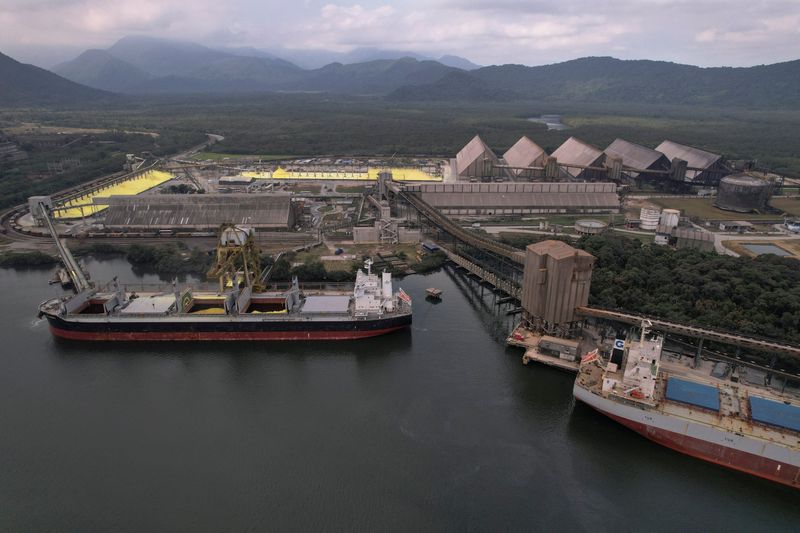 &copy; Reuters. Navios e armazéns contendo soja e açúcar no Tiplam, em Santos; terminal também é importador de matérias-primas de fertilizantes, como enxofre, que por questões de segurança precisa ser armazenado a céu aberton25/05/2023nREUTERS/Amanda Perobelli