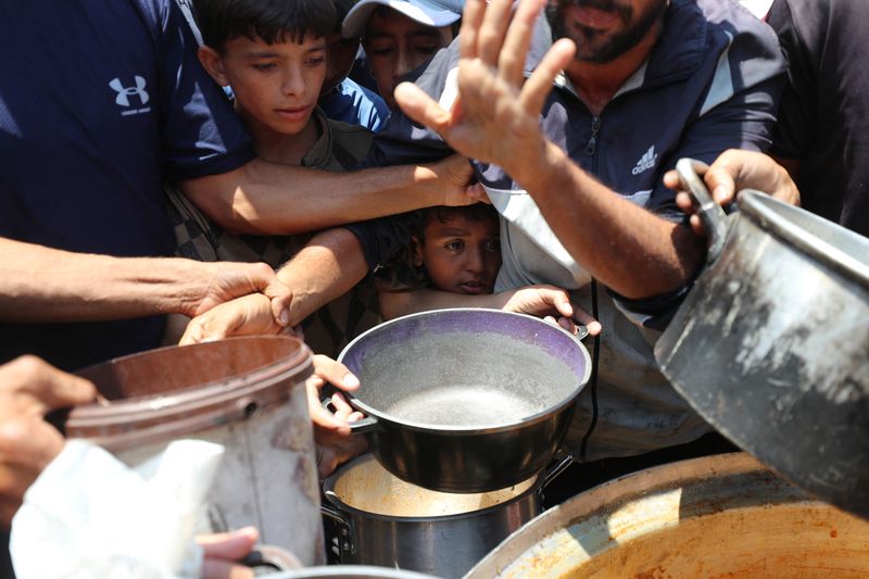 Weaponisation of food in Gaza constitutes war crime, UN rights office says