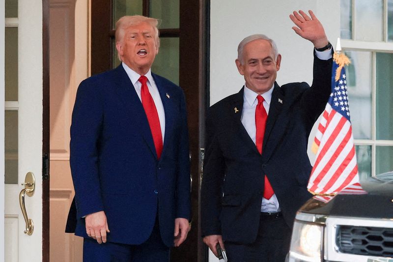 &copy; Reuters. Presidente dos EUA, Donald Trump, ao lado do primeiro-ministro de Israel, Benjamin Netanyahu, em Washingtonn07/04/2025 REUTERS/Kevin Mohatt