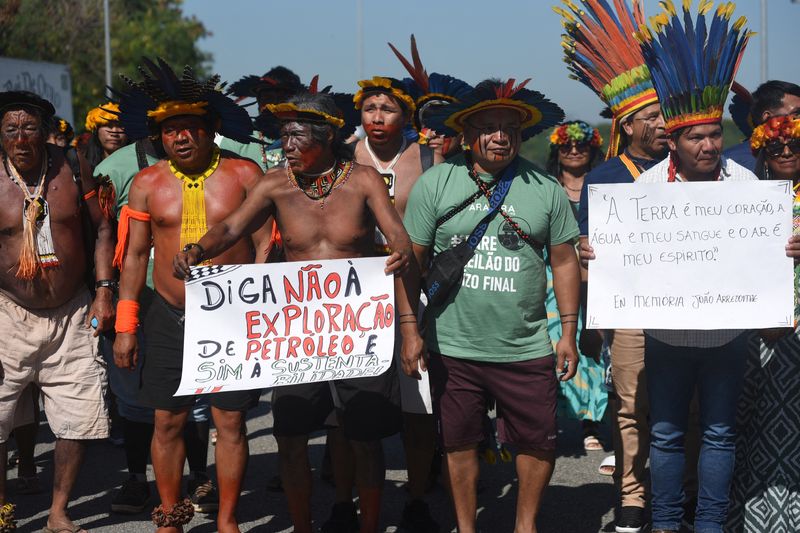 &copy; Reuters. Indígenas participam de protesto contra leilão de blocos de petróleo, incluindo os da bacia da Foz do Amazonas, no Rio de Janeiro, Brasiln17/06/2025nREUTERS/Tita Barros