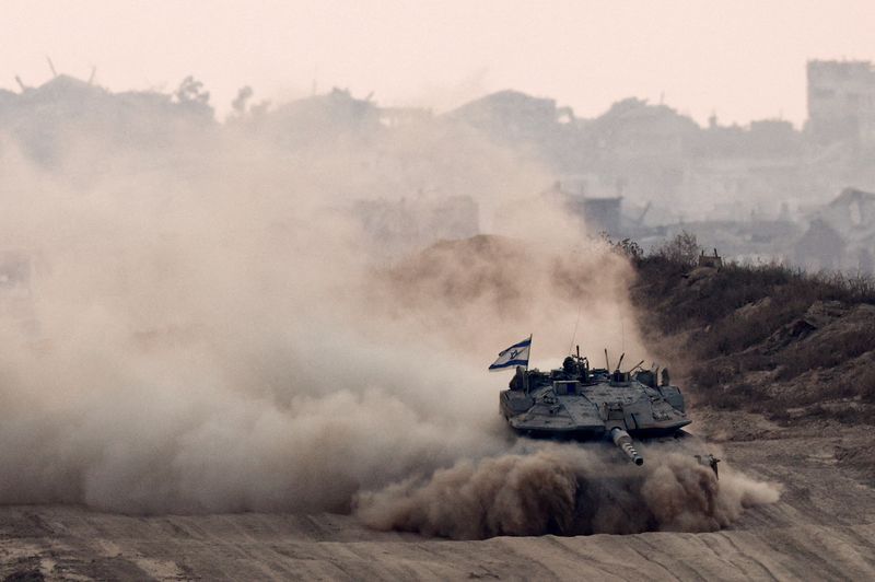 &copy; Reuters. Veículos militares de Israel em Gazan 17/6//2025    REUTERS/Amir Cohen