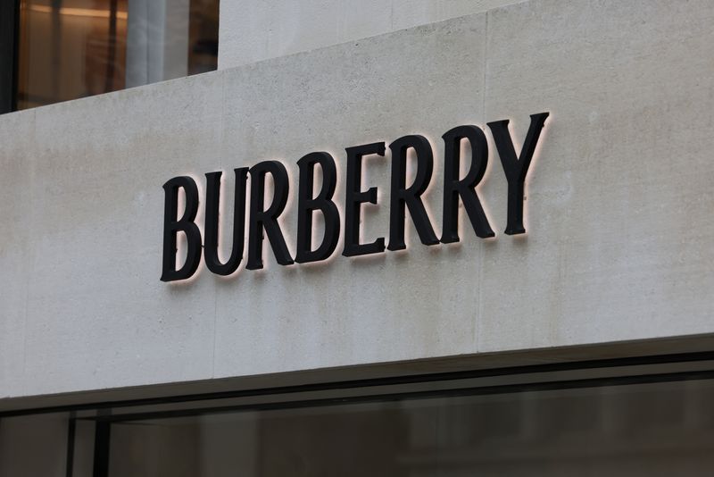 &copy; Reuters. Vista de um logotipo da Burberry em uma fachada de loja em Londres, Reino Unido, 15 de julho de 2024. REUTERS/Hollie Adams