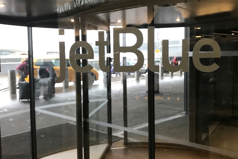 &copy; Reuters. O logotipo da JetBlue Airways é visto em uma porta giratória entrando no Aeroporto John F. Kennedy, no bairro de Queens, em Nova York, EUA, em 24 de janeiro de 2017. REUTERS/Shannon Stapleton