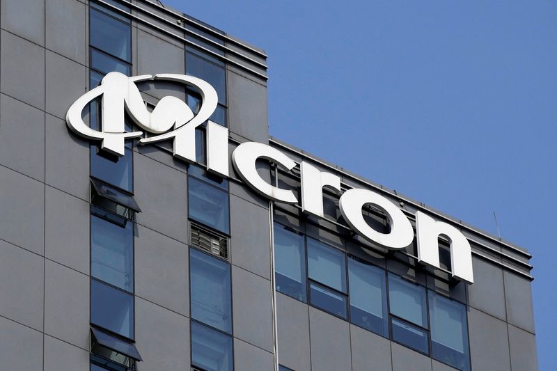 &copy; Reuters. O logotipo da empresa é visto nos escritórios da Micron Technology Inc. em Xangai, China, em 25 de maio de 2023. REUTERS/Aly Song