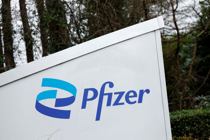 &copy; Reuters. O logotipo da Pfizer é visto do lado de fora da fábrica da empresa farmacêutica, em Newbridge, Irlanda, em 10 de fevereiro de 2025. REUTERS/Clodagh Kilcoyne