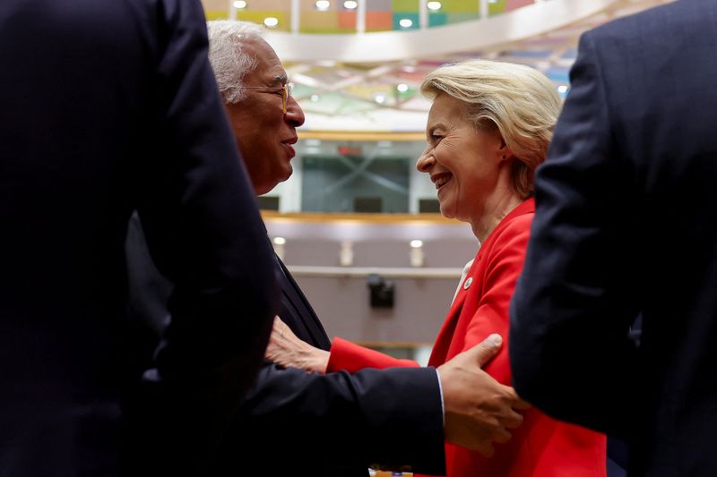 &copy; Reuters. Presidente da Comissão Europeia, Ursula von der Leyen, fala com o presidente do Conselho Europeu, António Costa, em dia de cúpula da União Europeia em Bruxelasn26/06/2025nREUTERS/Christian Hartmann