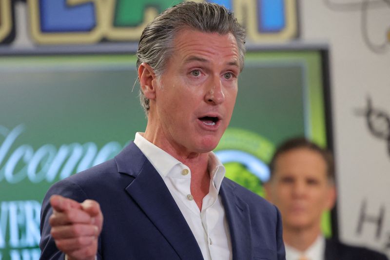 California should support fuel imports, find ways to retain refiners, regulator says