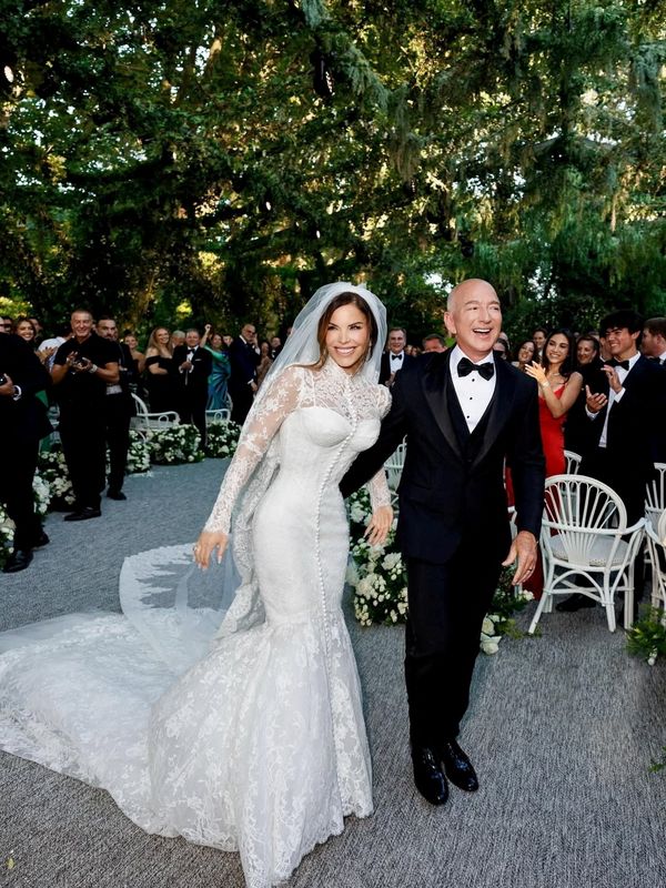 &copy; Reuters. Fundador da Amazon, Jeff Bezos, e a personalidade da mídia Lauren Sánchez Bezos reagem no dia de seu casamento em Veneza,  em 27 de junho, nesta foto obtida nas redes sociaisn@laurensanchezbezos via Instagram/via REUTERS