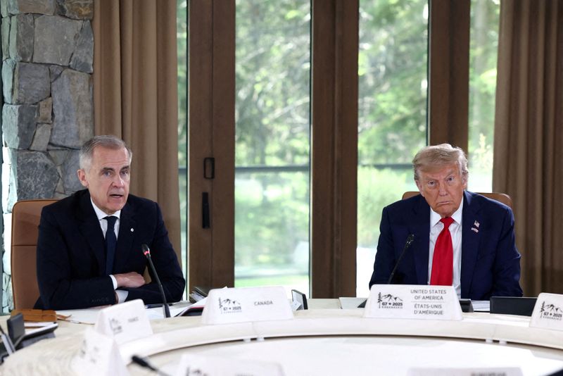 &copy; Reuters. Premiê do Canadá, Mark Carney, e presidente dos EUA, Donald Trump n16/06/2025.  REUTERS/Kevin Lamarque/File Photo