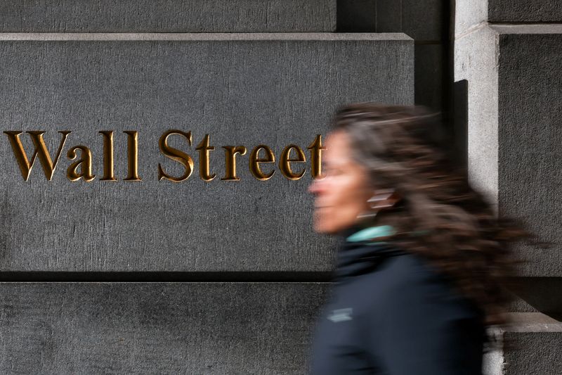 &copy; Reuters. Uma mulher caminha pela Wall Street na cidade de Nova York, EUA, em 8 de abril de 2025. REUTERS/Kylie Cooper