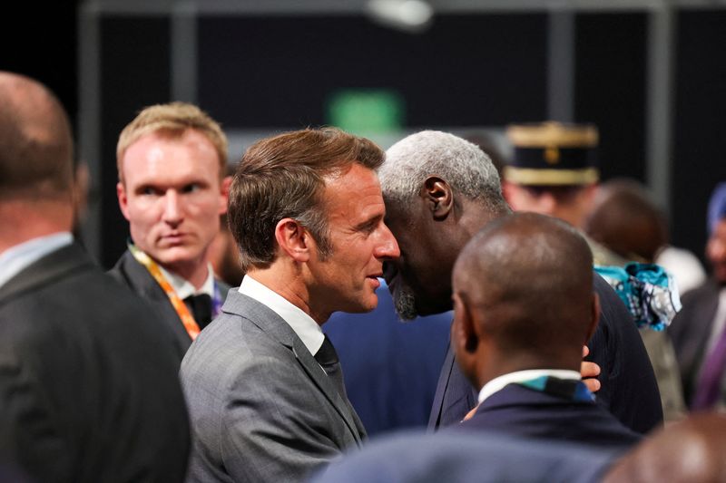 Macron classifica tarifas impostas por países poderosos como forma de "chantagem"