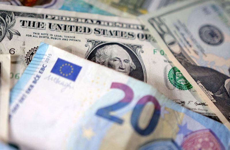 &copy; Reuters. U.S. dollar and Euro banknotes are seen in this illustration taken May 4, 2025. REUTERS/Dado Ruvic/Illustration