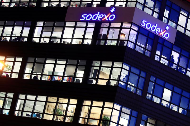 &copy; Reuters. O logotipo do grupo Sodexo na sede da empresa em Issy-les-Moulineaux, perto de Paris, França, em 30 de novembro de 2018. REUTERS/Gonzalo Fuentes