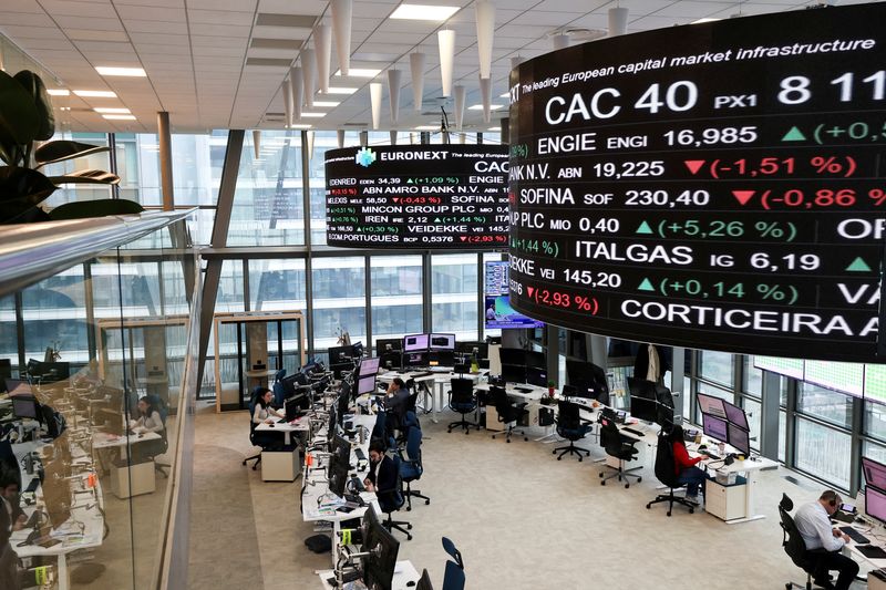 &copy; Reuters. FILE PHOTO: People work at the trading floor of the Euronext stock exchange in the La Defense business district in Paris, France, March 10, 2025. REUTERS/Benoit Tessier/File Photo
