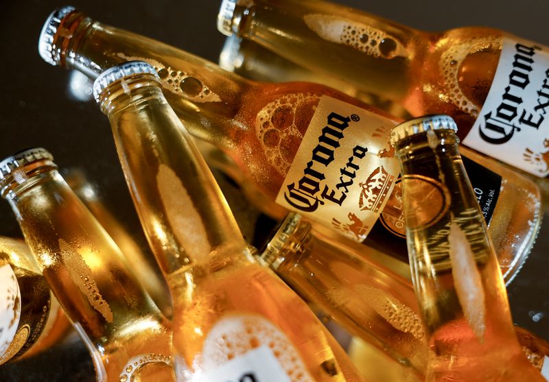 &copy; Reuters. Garrafas da cerveja Corona exibidas nesta ilustração tirada em Monterrey, México, em 18 de fevereiro de 2025. REUTERS/Daniel Becerril