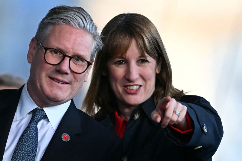 &copy; Reuters. Primeiro-ministro do Reino Unido, Keir Starmer, e ministra das Finanças, Rachel Reeves, durante evento, em Londresn08/05/2025nJUSTIN TALLIS/Pool via REUTERS