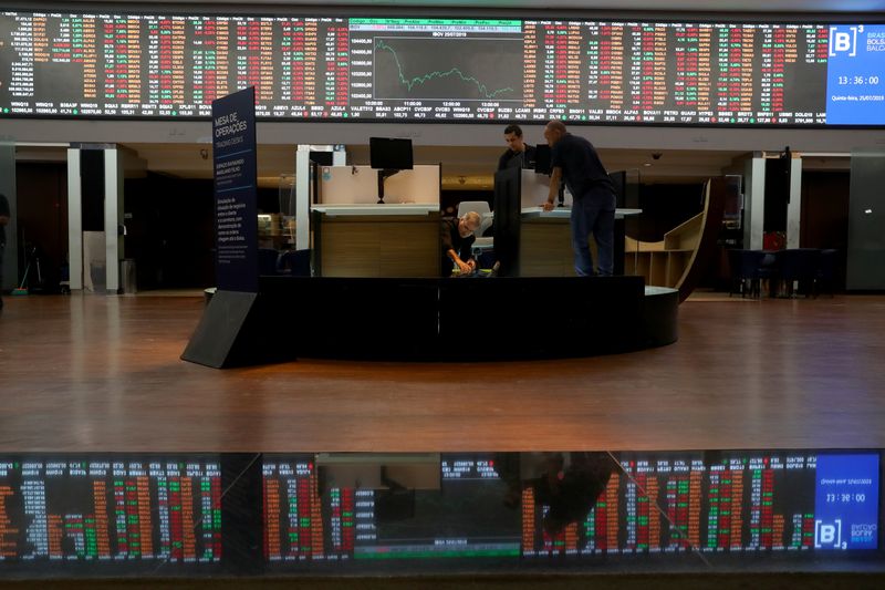 &copy; Reuters. Um painel eletrônico da Bolsa de Valores B3 do Brasil em São Paulo, Brasil, 25 de julho de 2019. REUTERS/Amanda Perobelli