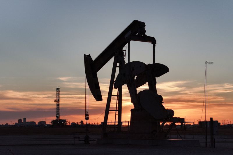 Oil falls on signs of weak US demand ahead of key jobs report
